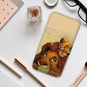 Capa de celular tipo carteira com compartimentos para cartões, capa de couro personalizada, Rei Leão da Disney, citação de Mufasa - adicione seu nome