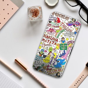 Pode incluir: Uma capa de telefone branca com um design de rabiscos coloridos com personagens da Disney e títulos de filmes como "A Pequena Sereia", "Tarzan", "Aladdin", "Hakuna Matata", "O Livro da Selva" e "Dumbo".