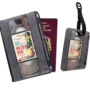 Personalisierte Passhülle, maßgeschneiderte Gepäckanhänger, Reiseset Geschenk, VHS Kassette, Vintage Halter, Disney Peter Pan, Wendy, Tinkerbell