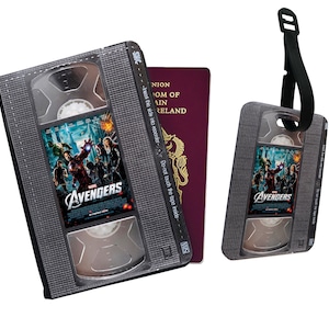 Personalisierte Passhülle, individuelles Gepäckanhänger, Reiseset Geschenk, VHS Kassette, Vintage Halter, Marvel Avengers Filmplakat