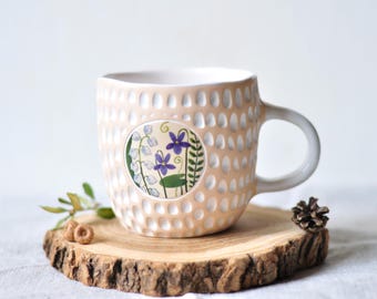 Tazza da caffè in ceramica fatta a mano: Tazza da tè con fiore di violetta, beige e bianca