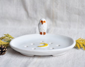 White ceramic soap dish with owl, Clay soap dish, Stoneware sponge holder, Bathroom accessory, Pottery dish, Handmade gift, ceramic bird