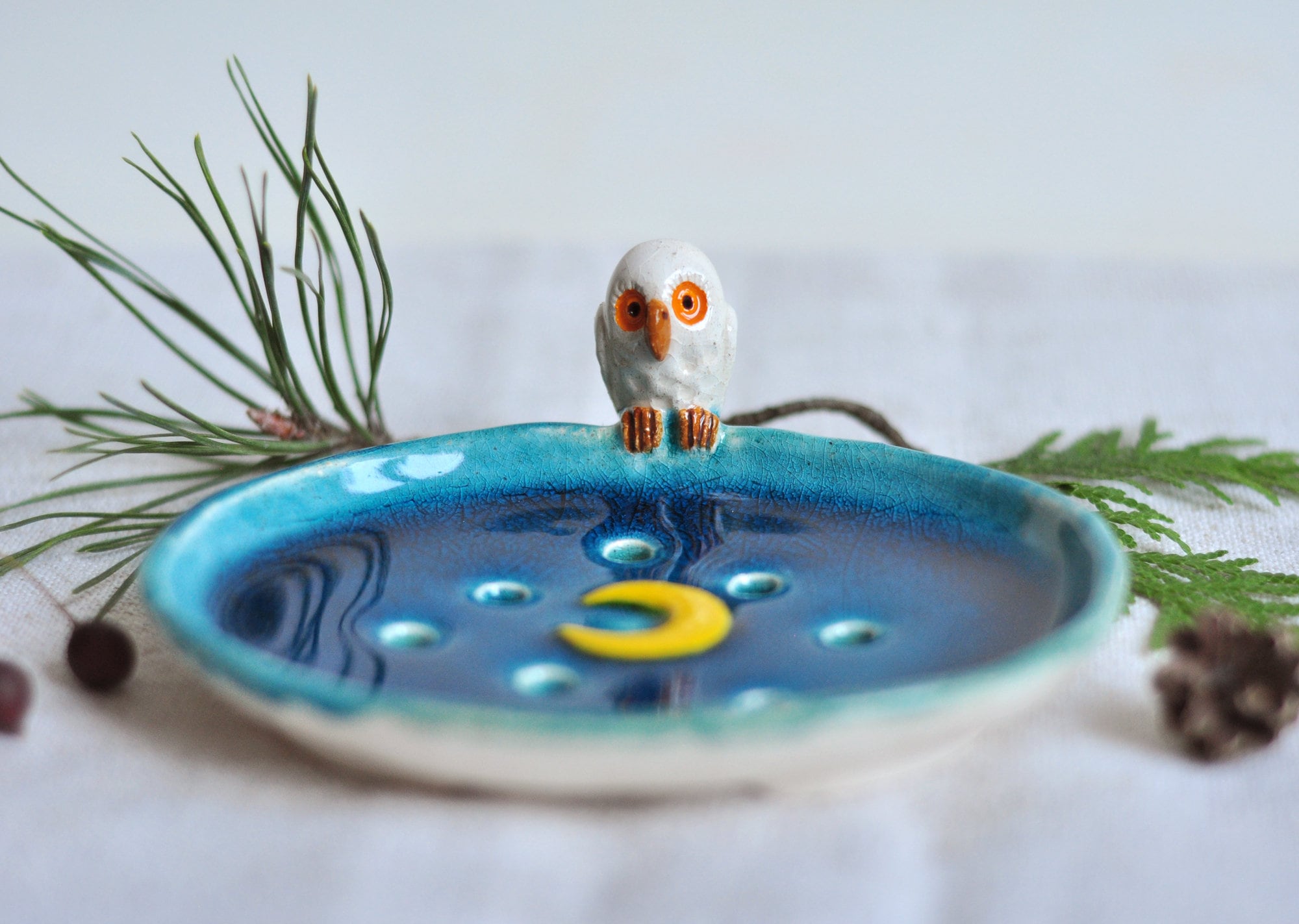 porte-savon en céramique turquoise avec hibou, cadeau fait main argile, cadeaux poterie harry, porte-éponge poterie, accessoire de salle bain