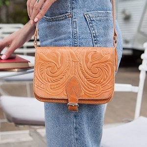 Bolso bandolera de piel repujada: pequeño bolso bandolera hecho a mano