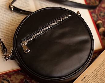 Small black leather round crossbody purse, Round crossbody bag, Leather circle bag, Runde tasche, Cirkel tas leren