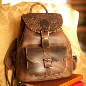 Damen punzierter Boho Lederrucksack aus Vollnarbenleder, Lederaccessoires, Damenrucksack, Sac à dos femme cuir