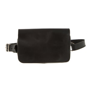 Peut inclure: Une banane en cuir noir avec une boucle argent&eacute;e et une sangle.