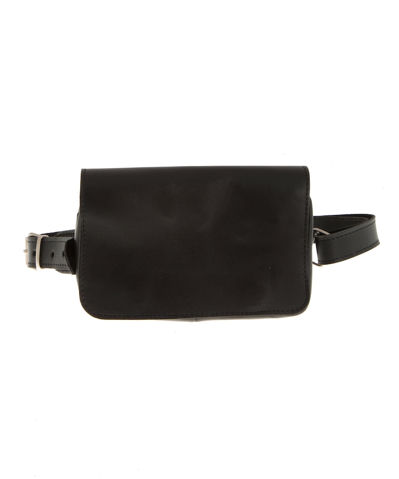Peut inclure: Une banane en cuir noir avec une boucle argent&eacute;e et une sangle.
