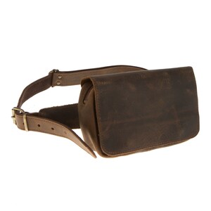 Peut inclure: Une banane en cuir marron avec une fermeture &agrave; boucle et une poche zipp&eacute;e. Le sac se porte &agrave; la taille.