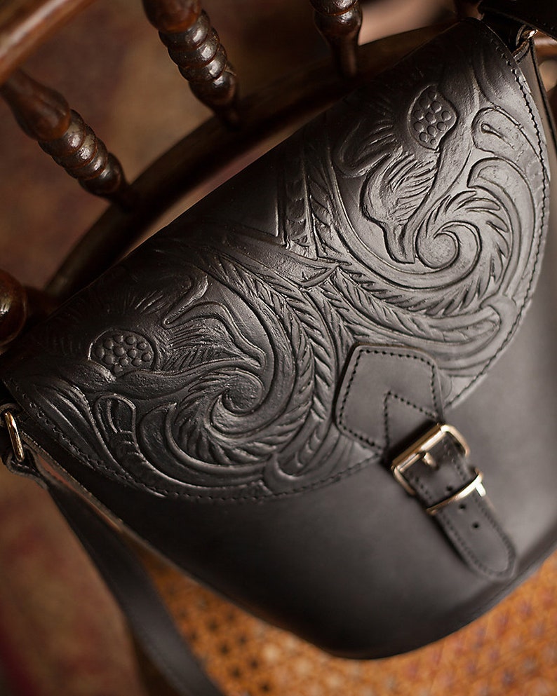 Cowboy saddle shape leather bag women embossed, Womans tooled leather handbags, Saddle bag purse, Vintage leather purse image 7