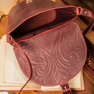 Cowboy saddle shape leather bag women embossed, Womans tooled leather handbags, Saddle bag purse, Vintage leather purse image 6