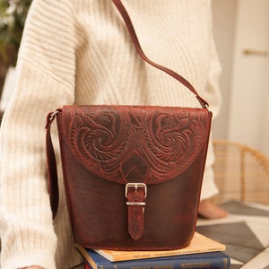 Cowboy saddle shape leather bag women embossed, Womans tooled leather handbags, Saddle bag purse, Vintage leather purse Cognac