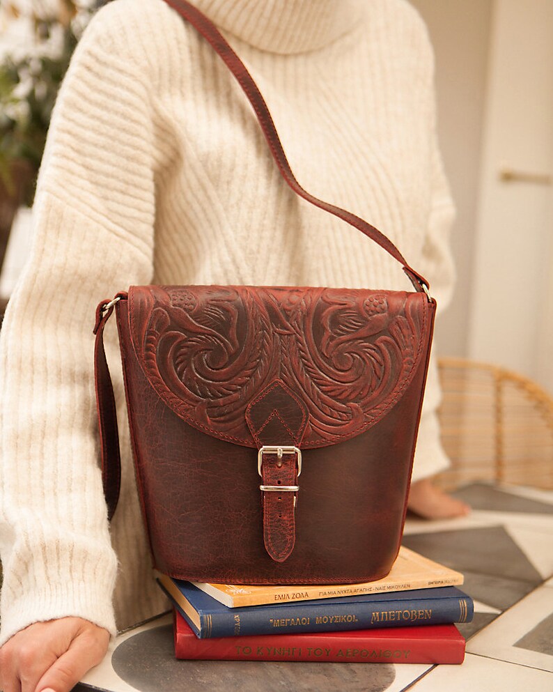 Cowboy saddle shape leather bag women embossed, Womans tooled leather handbags, Saddle bag purse, Vintage leather purse Cognac