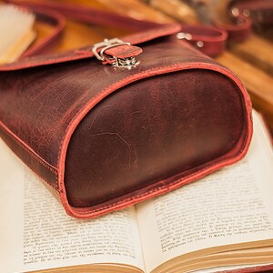 Cowboy saddle shape leather bag women embossed, Womans tooled leather handbags, Saddle bag purse, Vintage leather purse image 8