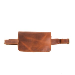 Peut inclure: Une banane en cuir marron avec une fermeture &agrave; boucle et une sangle r&eacute;glable pour s'adapter &agrave; la taille.
