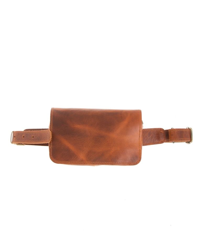 Peut inclure: Une banane en cuir marron avec une fermeture &agrave; boucle et une sangle r&eacute;glable pour s'adapter &agrave; la taille.