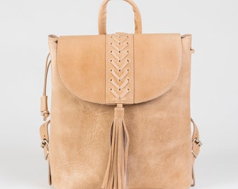 Mochila de piel marmolada: elegante diseño de punto de cruz hecho a mano