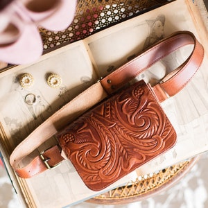 Tooled leather belt bag for women, Western leather fanny pack, Waist purse leather, Calf leather bag Honey Brown