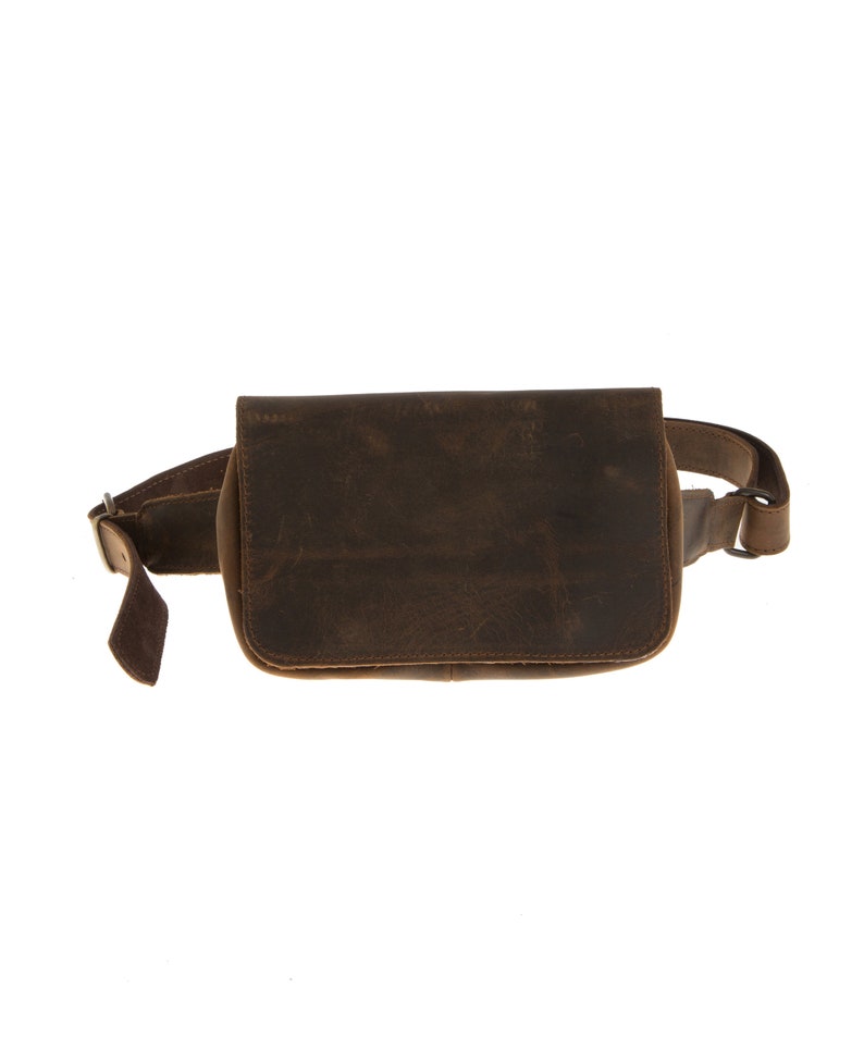 Peut inclure: Une banane en cuir marron avec une fermeture &agrave; boucle et une sangle. Le sac a un aspect vieilli et est fait d'un cuir &eacute;pais et r&eacute;sistant.