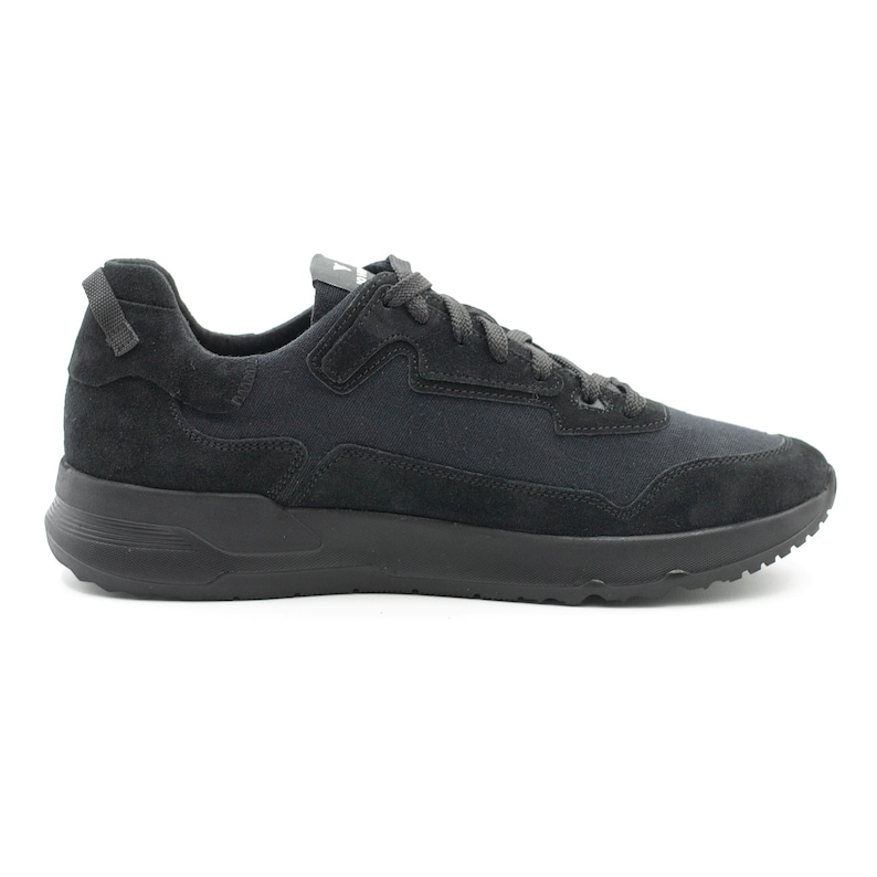 Puede incluir: Zapatillas bajas negras de ante y lona con suela de goma negra.