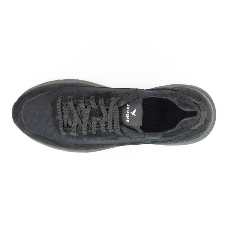 Puede incluir: Zapatillas negras de lona y ante con cordones negros y un logotipo blanco que dice "JO HEMP".