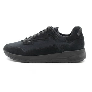 Puede incluir: Zapatillas bajas negras con puntera de ante y parte superior de lona. Las zapatillas tienen una suela de goma negra.