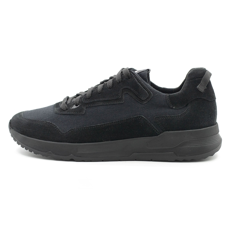 Puede incluir: Zapatillas bajas negras con puntera de ante y parte superior de lona. Las zapatillas tienen una suela de goma negra.