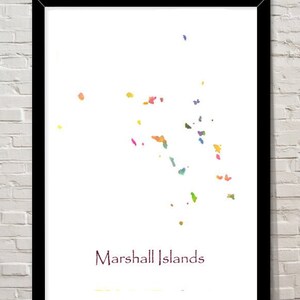 Puede incluir: Una impresión enmarcada del mapa de las Islas Marshall. El mapa es un diseño de acuarela con islas coloridas sobre un fondo blanco. Las palabras "Marshall Islands" están impresas en un color burdeos oscuro debajo del mapa.