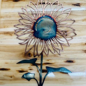 Arte de parede com girassol de cobre: acabamento em fogo azul, decoração com flores de metal