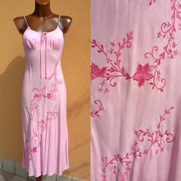 Robe d’été vintage, brodée dans un style boho chic en rose