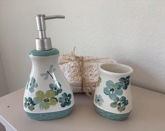 Set di accessori da bagno floreali d'ispirazione vintage e set di salviette per il viso fatte a mano / Dispenser di sapone e portaspazzolino / Arredamento bagno in stile cottage