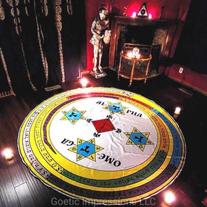 Puede incluir: Una alfombra ritual redonda, blanca y multicolor con texto hebreo y diseños geométricos. La alfombra presenta un diamante rojo central, estrellas azules y las palabras "AL-PHA" y "OME". La alfombra está sobre un suelo de madera.