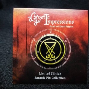 Puede incluir: Pin de esmalte negro y dorado con un pentagrama con una cabeza de cabra en su interior. El pin est&aacute; rodeado de un c&iacute;rculo con las letras 'GLUGOU' alrededor. El texto 'Limited Edition Satanic Pin Collection' est&aacute; impreso debajo del pin.