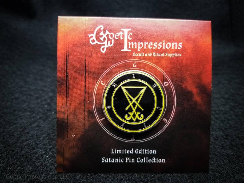 Puede incluir: Pin de esmalte negro y dorado con un pentagrama con una cabeza de cabra en su interior. El pin est&aacute; rodeado de un c&iacute;rculo con las letras 'GLUGOU' alrededor. El texto 'Limited Edition Satanic Pin Collection' est&aacute; impreso debajo del pin.