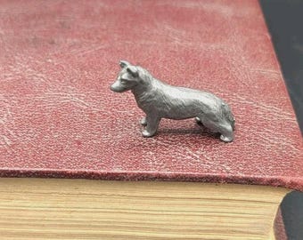 Miniaturowa figurka psa Vtg z cyny, owczarek niemiecki, sygnowana Rawcliffe P Davis
