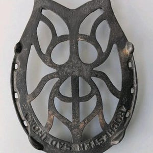 Może przedstawiać: Biały ceramiczny kubek z czarnym uchwytem i napisem "But First, Coffee" pogrubioną czcionką. Kubek jest ustawiony na rozmytym tle. Kubek ma około 10 cm wysokości.