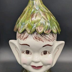 Peut inclure: Un plateau de service en bois fait à la main, avec une finition naturelle. Le plateau rectangulaire a des bords surélevés et deux poignées. Le grain du bois est visible. Dimensions : environ 45 cm de long et 30 cm de large.