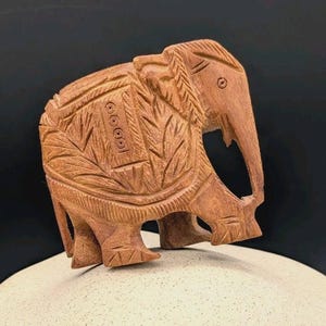 Vintage handgesneden houten olifantsbeeldje