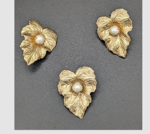 Vintage Sarah Coventry Brooch and Earrings Set Go… - image 1