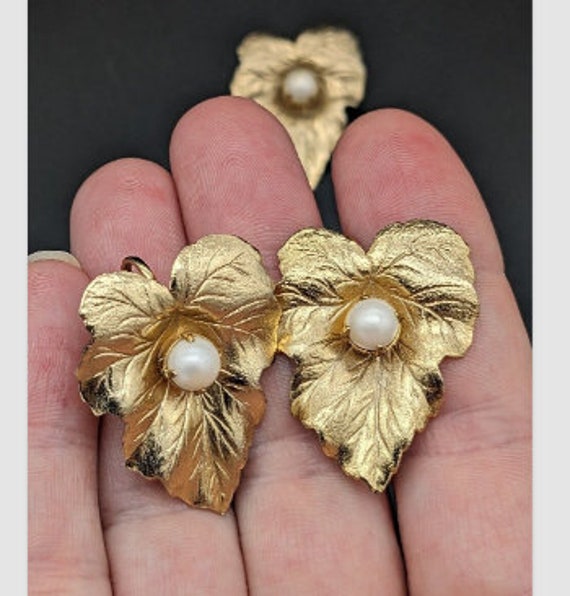 Vintage Sarah Coventry Brooch and Earrings Set Go… - image 2