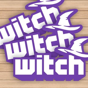 Peut inclure: Plusieurs autocollants violets et blancs avec le mot "witch" et un chapeau de sorcière. Les autocollants sont disposés sur un fond en bois brun clair. Un design amusant et accrocheur.