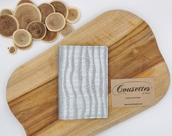 Passport protector in imitation leather silver