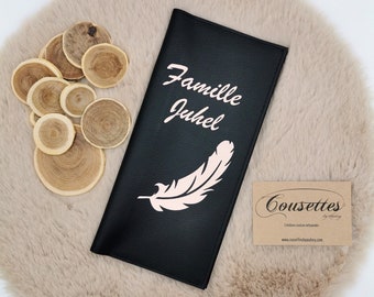 Protège Livret de famille Plume en simili cuir personnalisable.