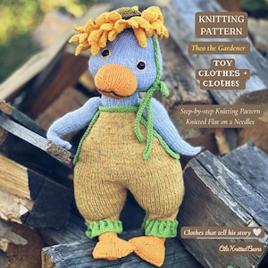 Pode incluir: Um brinquedo de pato tricotado chamado Theo the Gardener vestindo um macacão amarelo com punhos verdes e um chapéu de girassol. O texto na imagem diz: KNITTING PATTERN, Theo the Gardener, TOY CLOTHES + CLOTHES, Step-by-step Knitting Pattern, Knitted Flat on 2 Needles.