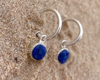 Boucles d'oreilles créoles avec breloque Lapis Lazuli, pierre précieuse cristal brut, argent 925 - Ida