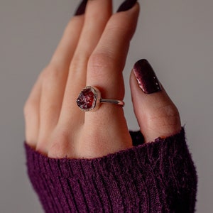 Granat Ring, roher Edelstein, Sterling Silber, Januar Geburtsstein.