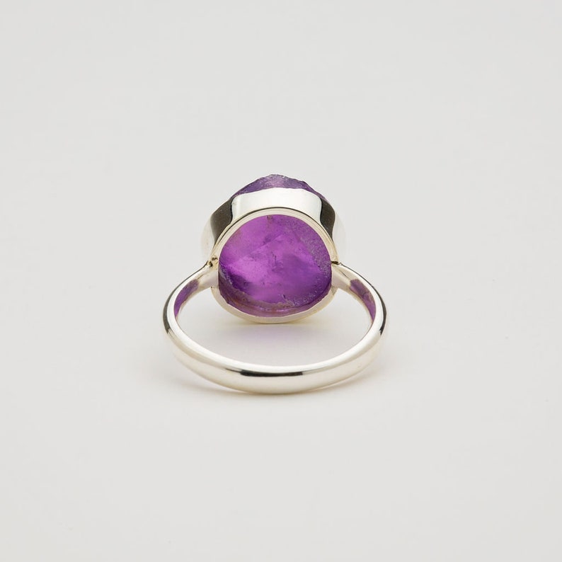 Bague en cristal brut, pierre précieuse améthyste, argent sterling. image 3