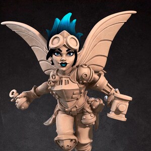 Puede incluir: Figura detallada de un personaje de fantasía con pelo azul, gafas y alas. La figura lleva una armadura y sostiene un martillo y una pequeña esfera. La base de la figura tiene el texto "Bite the Bullet".