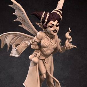 Puede incluir: Una figurita en miniatura de un hada con grandes alas translúcidas, un sombrero puntiagudo y una expresión traviesa. El hada sostiene una pequeña esfera brillante en su mano. La figurita está pintada en tonos marrones y blancos.