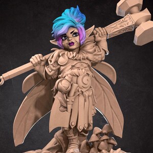 Puede incluir: Una figura miniatura de un personaje de fantasía con cabello azul y rosa, que lleva armadura y sostiene un martillo grande. La figura está pintada de color marrón claro y está de pie sobre una base con setas.